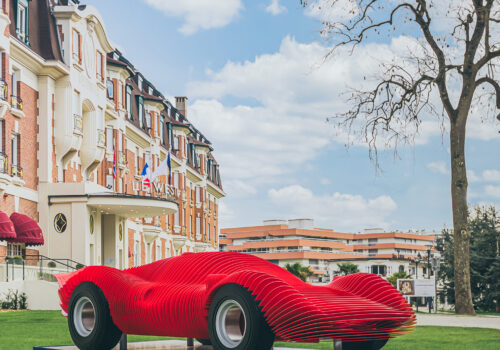 Sculpture monumentale Red Racing Flower qui trône devant l'hôtel Westminster au Touquet.