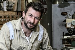 Antoine Dufilho dans son atelier où il créé ses sculptures.