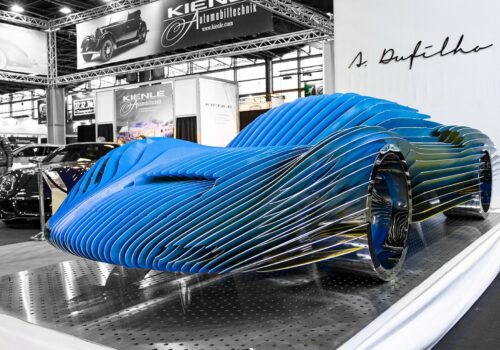 Sculpture Chamelon d'Antoine Dufilho - Porsche 910 bicolore bleu et jaune avec effet cinétique