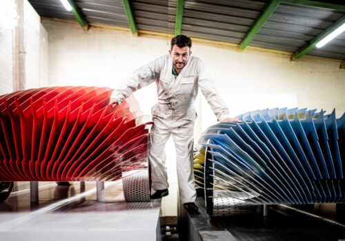 Antoine Dufilho entre deux de ses sculptures dans son atelier.