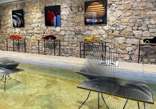 Les modèles Antoine Dufilho exposés dans le Lavoir à Mougins (06).