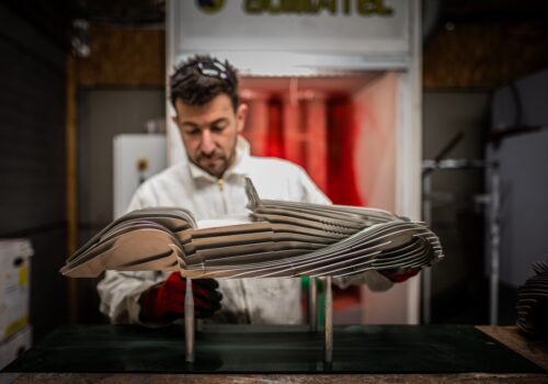 Antoine Dufilho devant l'une de ses sculptures.